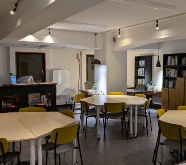 机に向かって集中して何かをしたいときには別のフロアにて対応いたします。お子さま一人一人の話を伺いながら、環境をご提供します。